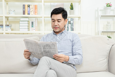 男性看报纸男性室内休闲高清图片