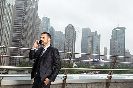 外国商务男性使用手机背景图片
