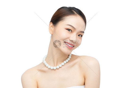 美女带着珍珠项链图片