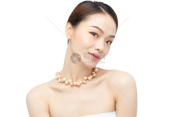 美女戴着珍珠珠宝项链图片
