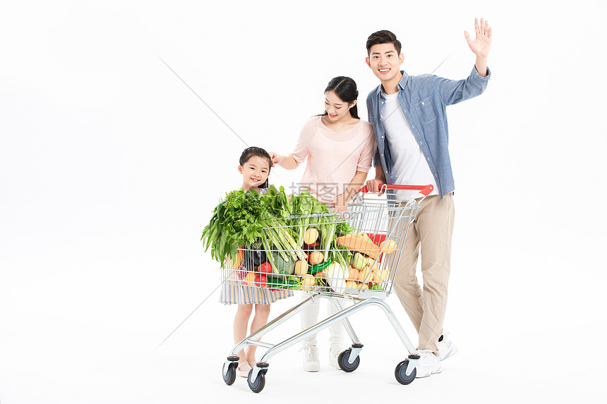 一家三口在超市买菜图片
