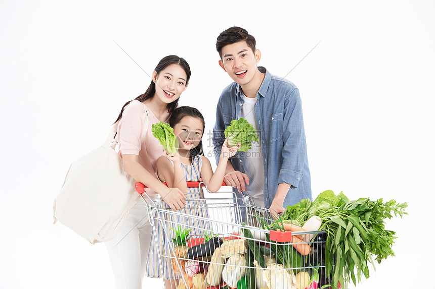 一家三口在超市买菜图片