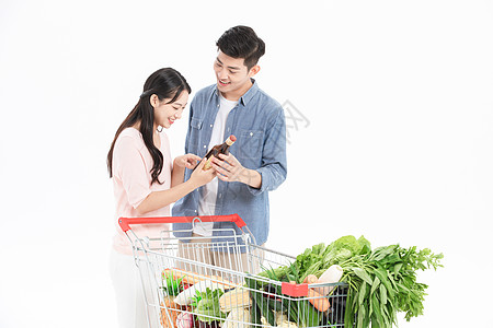 年轻夫妻超市选购商品高清图片