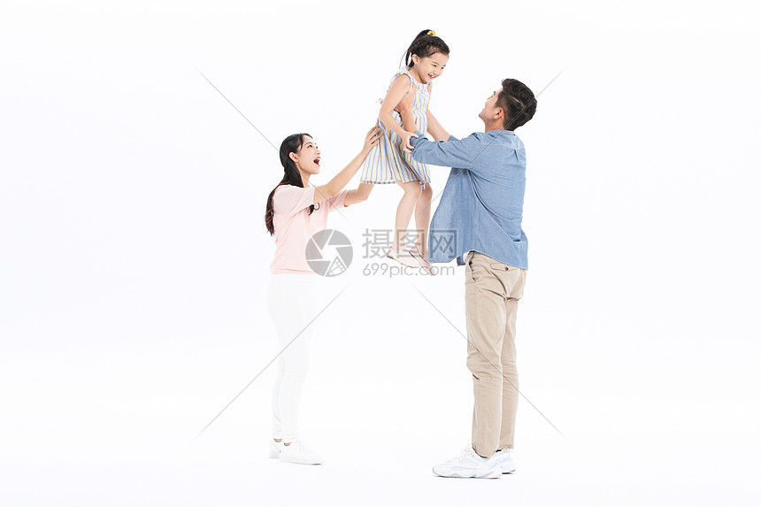 爸爸妈妈把女儿举起来