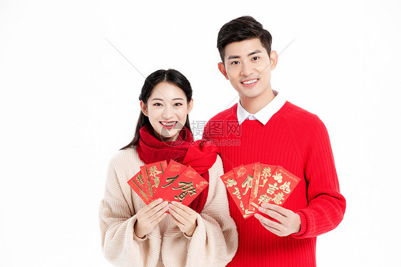 年轻夫妻过年拿着红包图片
