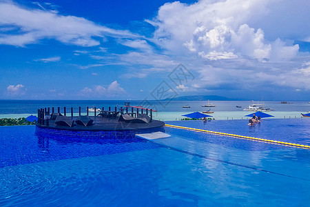 泰国普吉岛环境优美的度假村无边游泳池图片