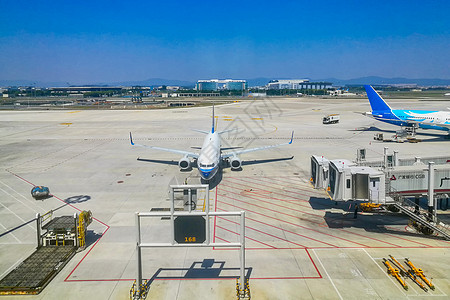 繁忙的广州白云机场停机坪背景