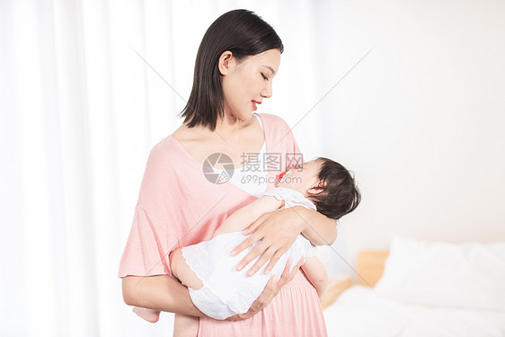 妈妈抱宝宝入睡图片