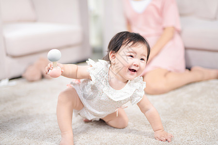 小孩在客厅女婴在地毯上爬背景