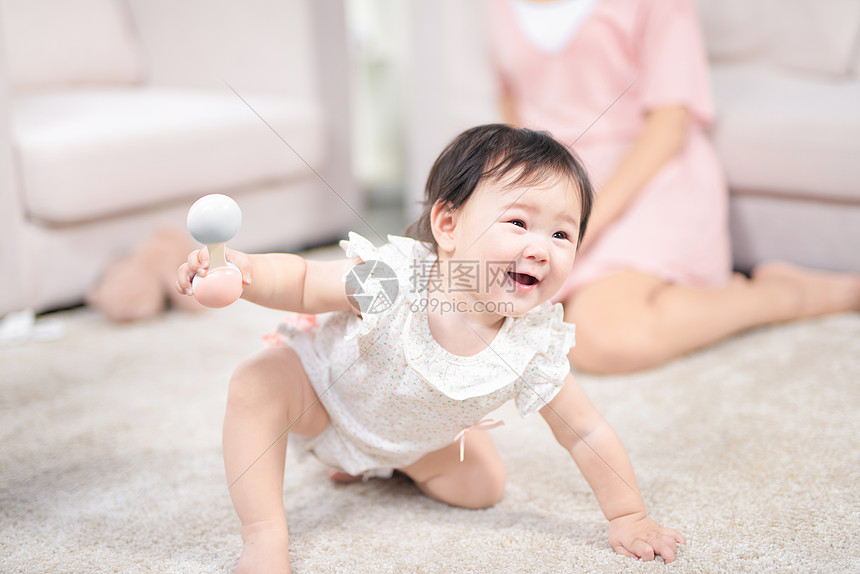 女婴在地毯上爬图片