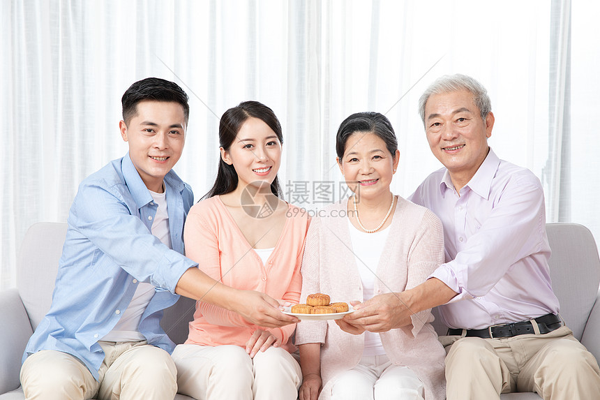 一家人中秋节一起吃月饼图片