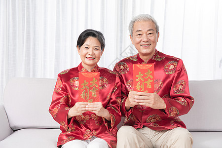   老年夫妻手持新年红包图片