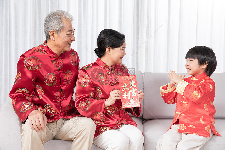 孩子给长辈拜年