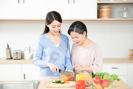 温馨家庭母女母女厨房切菜背景