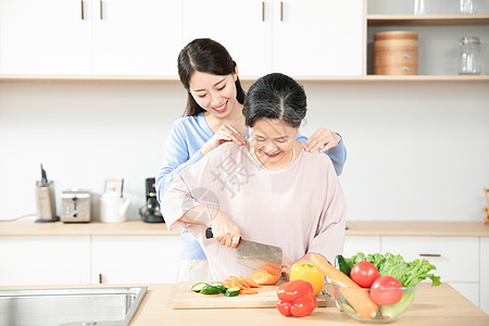 女儿在厨房帮母亲揉肩背景图片