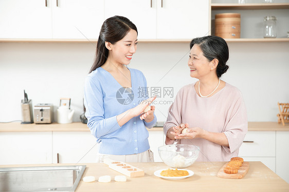 妈妈和女儿一起做月饼图片