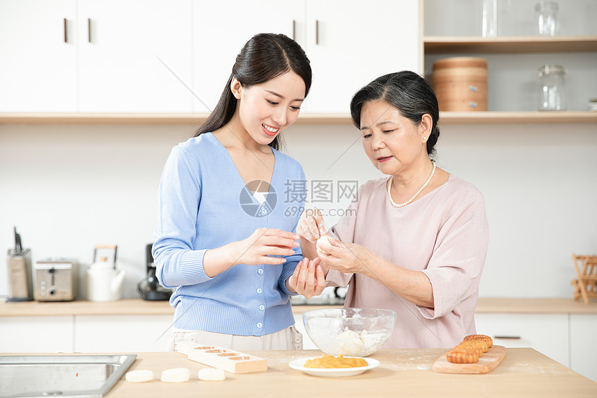 妈妈和女儿一起做月饼图片