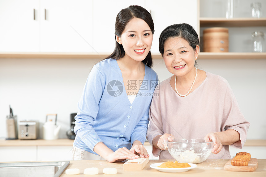 妈妈和女儿一起做月饼图片