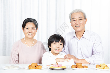 爷爷奶奶和孙子一起吃月饼图片