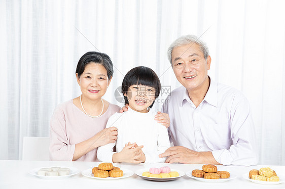 爷爷奶奶和孙子一起吃月饼图片