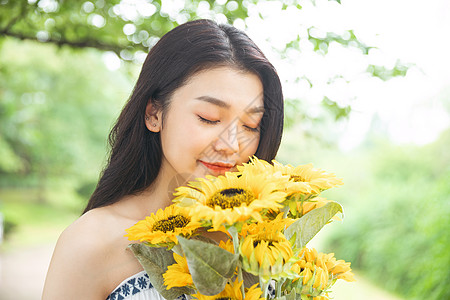 拿着向日葵的少女背景图片