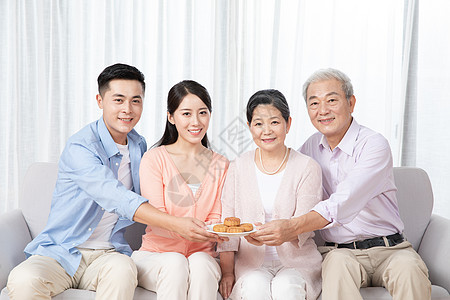 全家人一起吃月饼背景图片