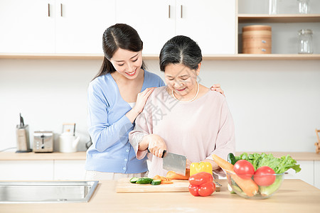 女儿和妈妈一起做饭背景图片