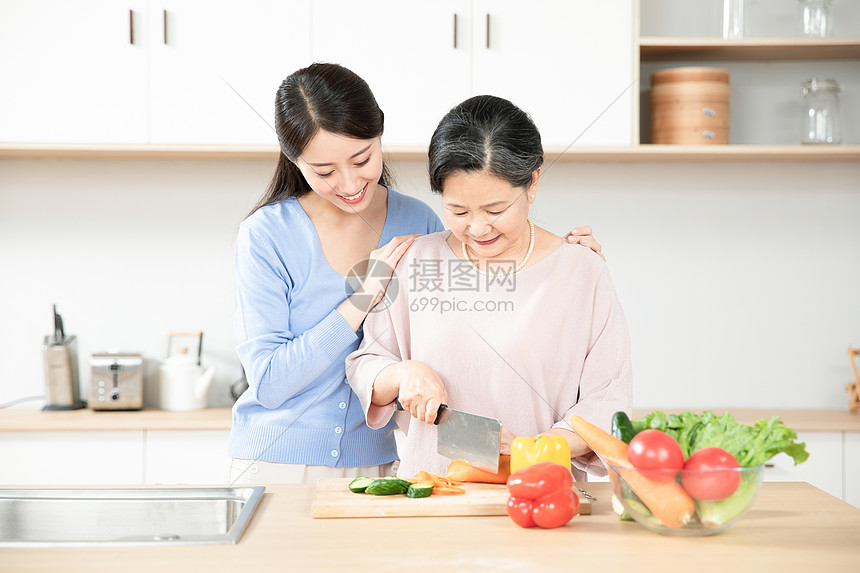 女儿和妈妈一起做饭图片
