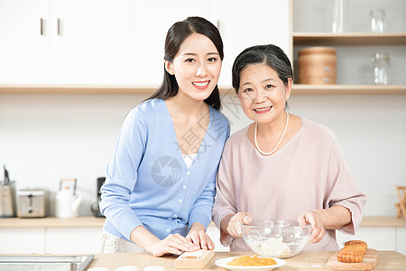 女儿和妈妈一起做月饼图片