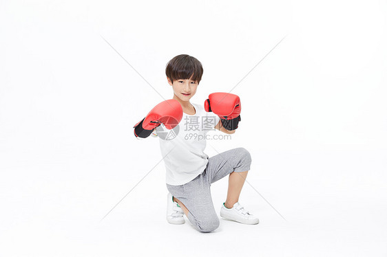 男孩子戴着拳击手套 图片