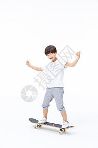 小男孩玩滑板图片