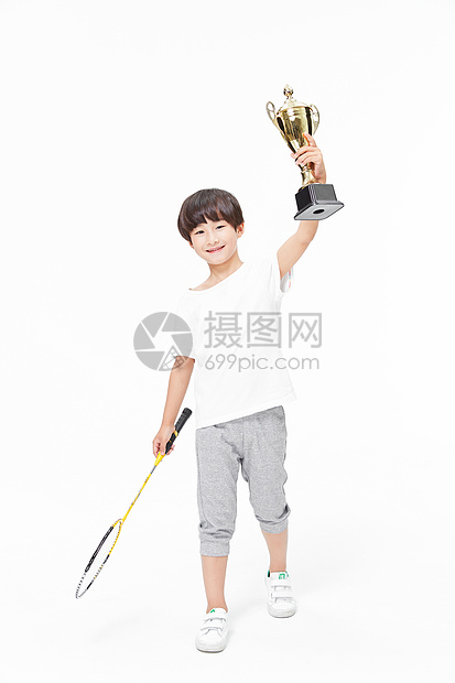 羽毛球少年手拿奖杯图片