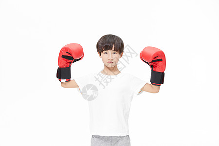 男孩子戴着拳击手套高清图片