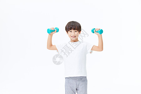 小男孩使用哑铃锻炼高清图片