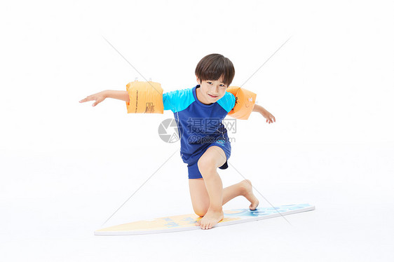 男孩玩冲浪板图片