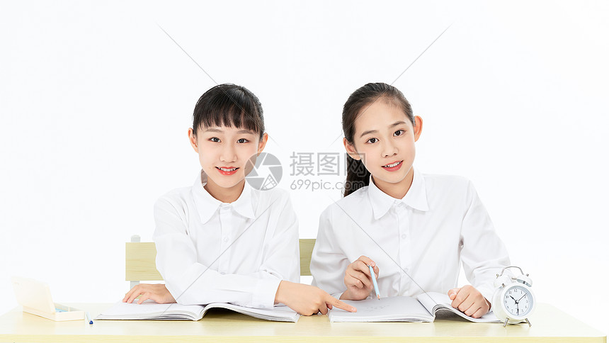 中学生同学上自习图片