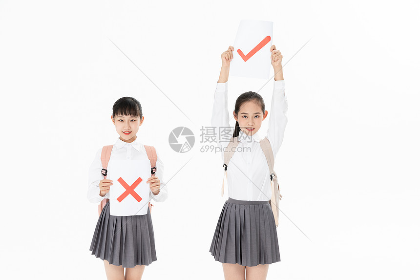 中学生同学拿对错图标板图片