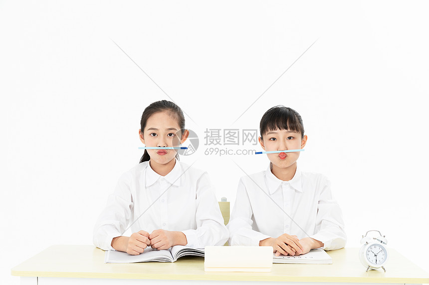 中学生同学相伴学习图片