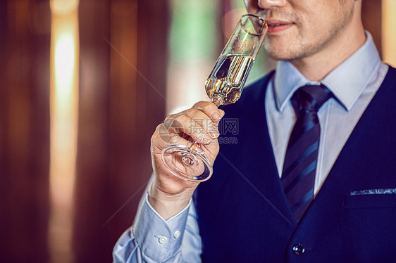 商务男性举杯喝香槟图片