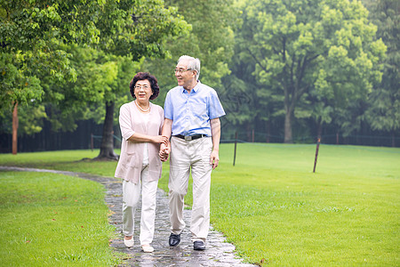 老年夫妇早晨户外散步图片