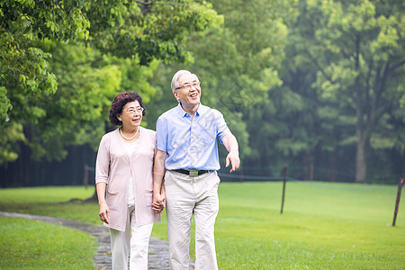 老年夫妇早晨户外散步图片