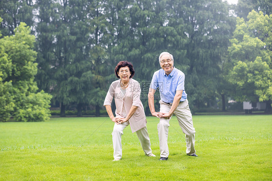 老年夫妇公园晨练图片