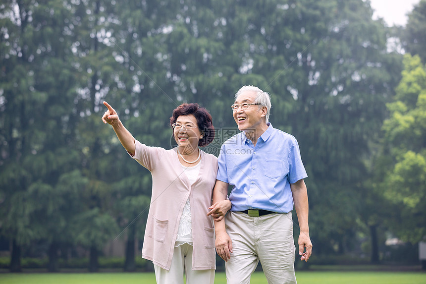 老年夫妇早晨户外散步图片