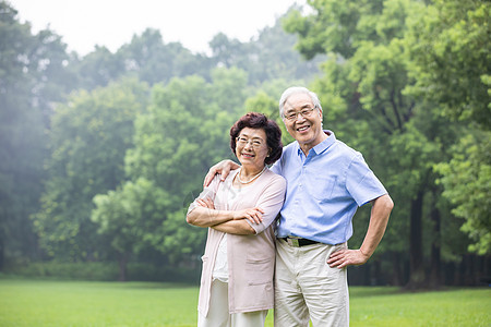 老年夫妇户外游玩图片