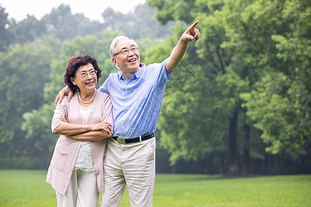 老年夫妇户外游玩图片