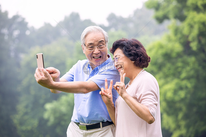 老年夫妇户外自拍图片