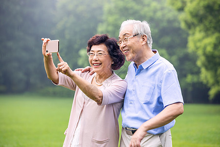 老年夫妇户外自拍图片