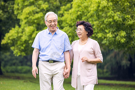 散步老人老年夫妇早晨户外散步背景