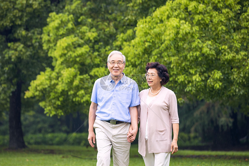 老年夫妇早晨户外散步图片