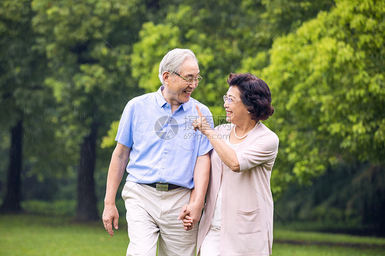 老年夫妇早晨户外散步图片